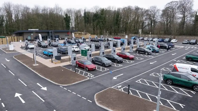 Ultra-rapid EV charging hub with multiple vehicles charging