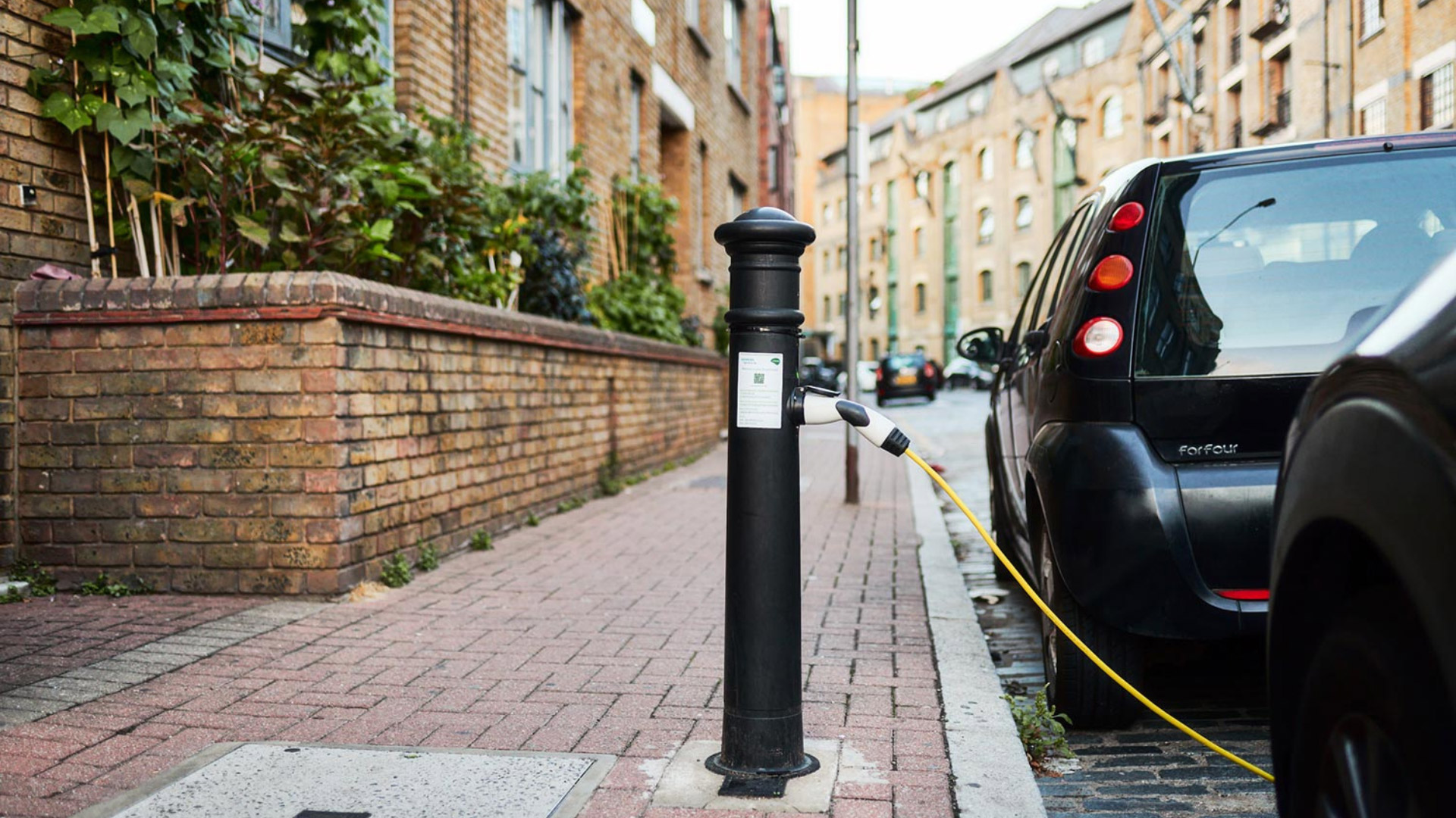 Britain Plugs into On-Street Charging